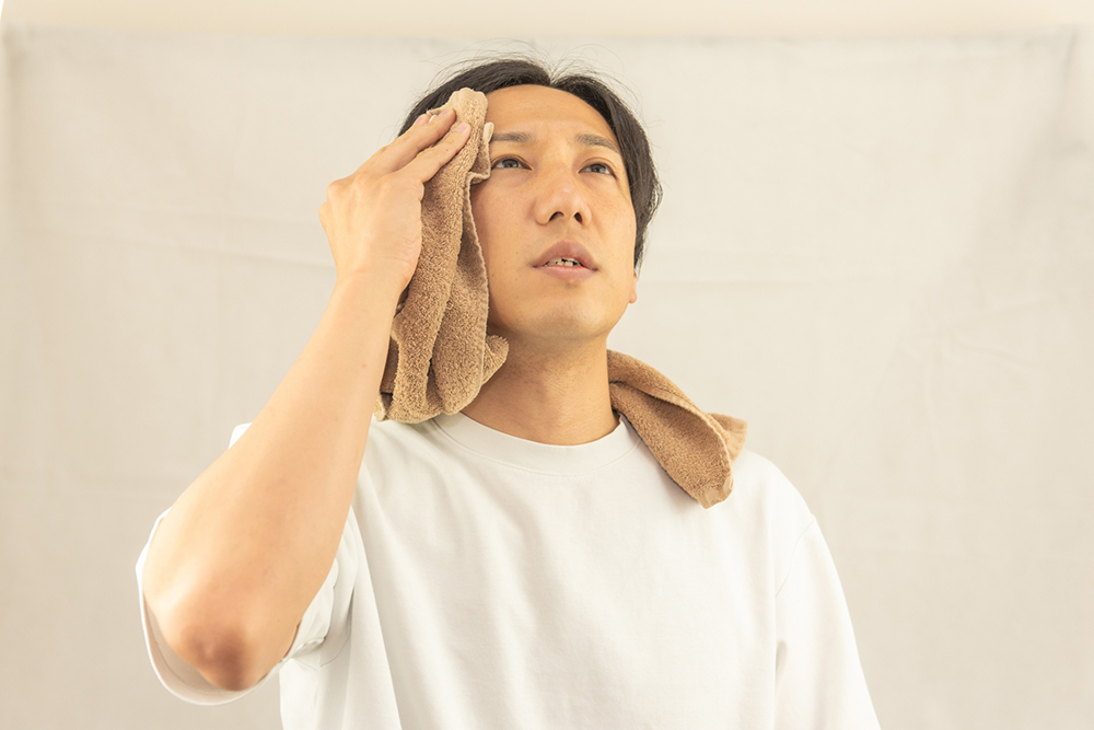 首や胸元上半身だけが汗ばむ