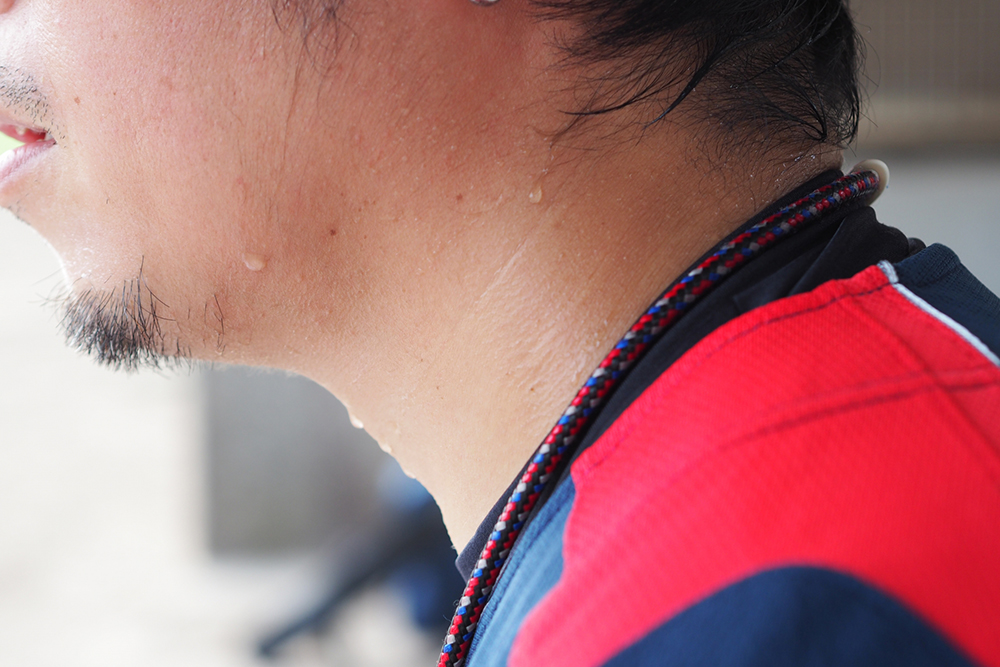 首にだけ汗をかくのは糖尿病のサイン？原因と受診の目安を解説